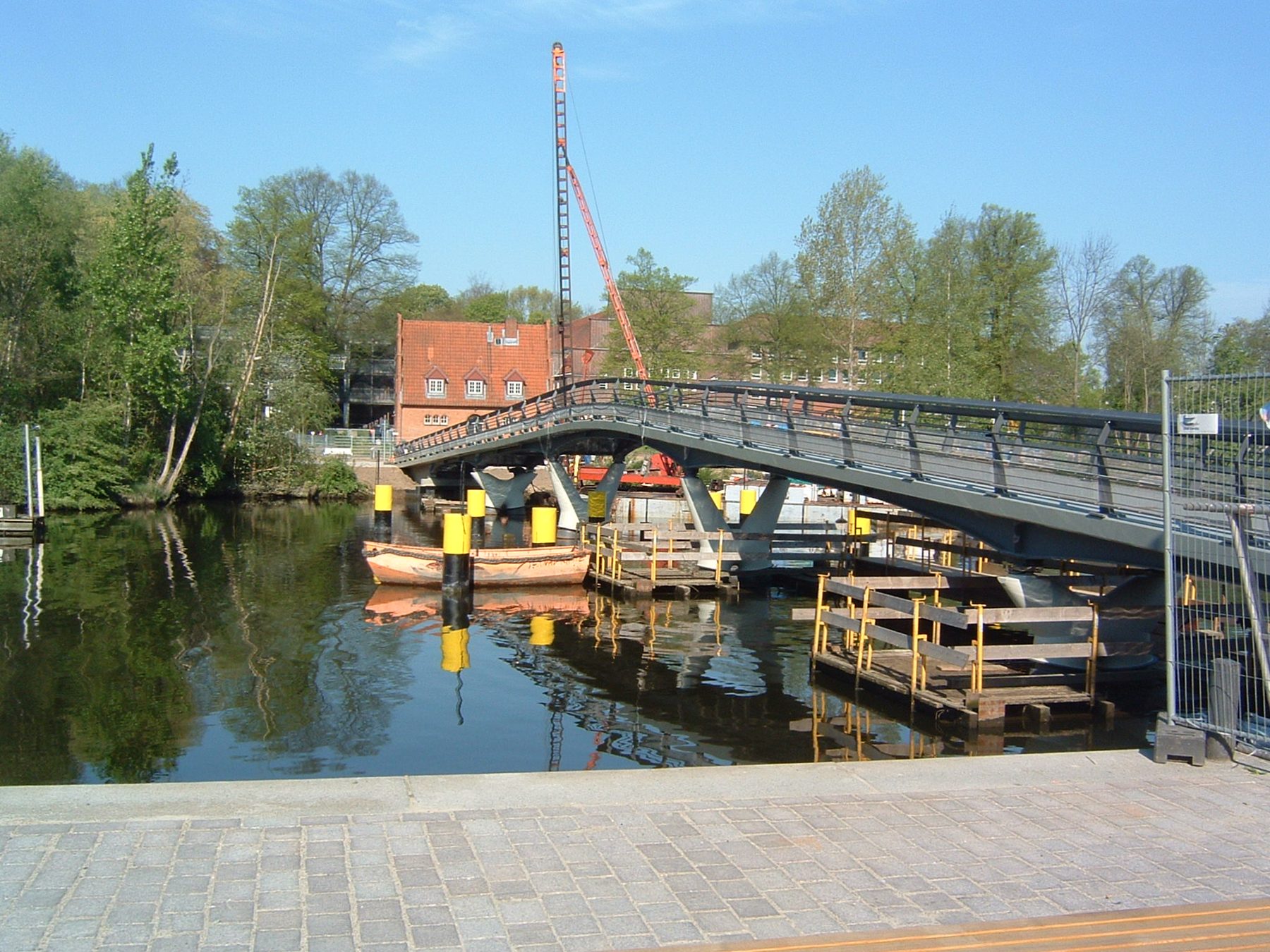 Fußgängerbrücke über die Obertrave in Lübeck während der Montage