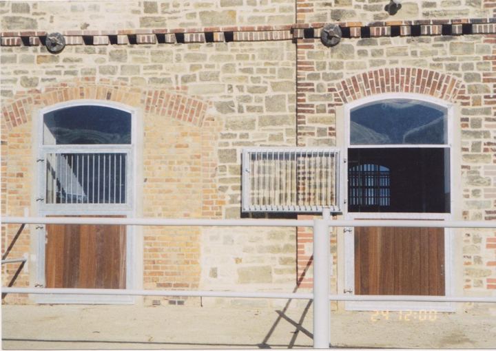 Stalltore, Fenstergitter und Einbauten