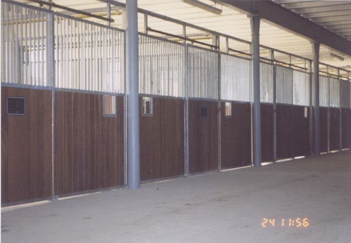 Pferdeboxen mit Holzverkleidung