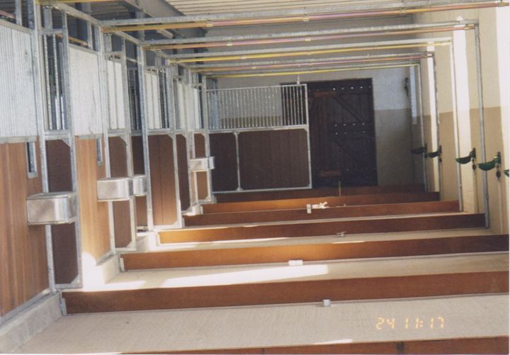 Pferdeboxen mit Holzverkleidung